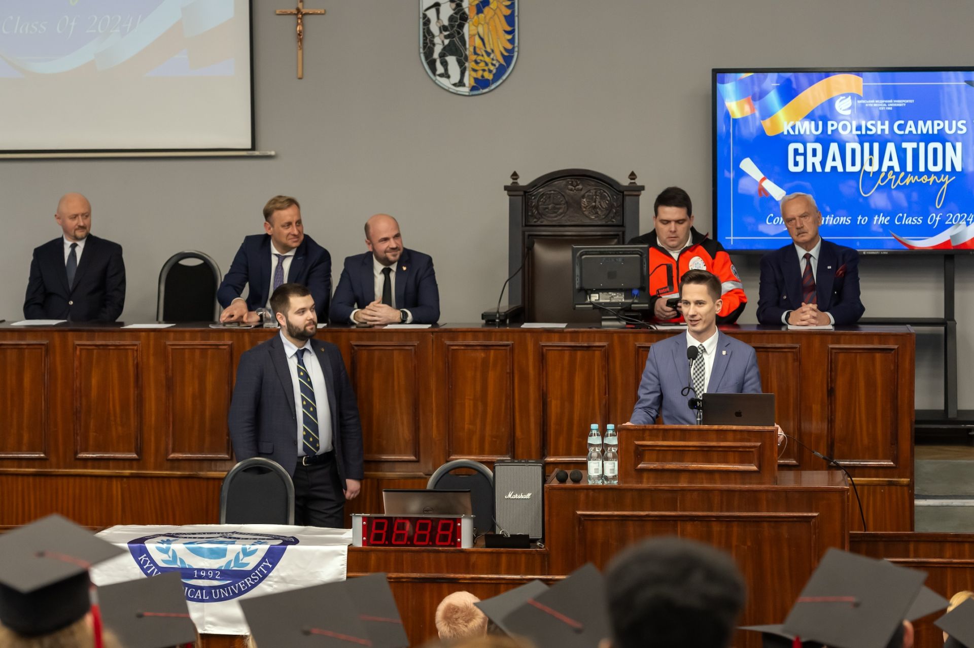 Zastępca prezydenta Bytomia Michał Bieda pogratulował nowym absolwentom Kijowskiego Uniwersytetu Medycznego