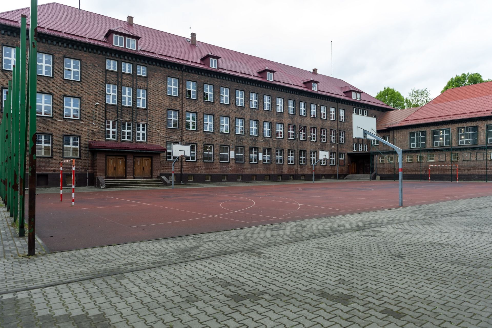 Boisko przy Szkole Podstawowej nr 36 przy ul. Siemiradzkiego