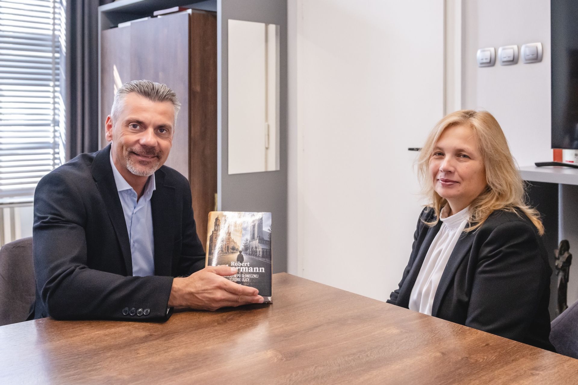 Dr Anna Mierzejewska i prezydent Mariusz Wołosz z książką Roberta Ackermanna "Chodziłem po słonecznej stronie ulicy" Dr Anna Mierzejeska i prezydent Mariusz Wołosz z książką Roberta Ackermanna "Chodziłem po słonecznej stronie ulicy"