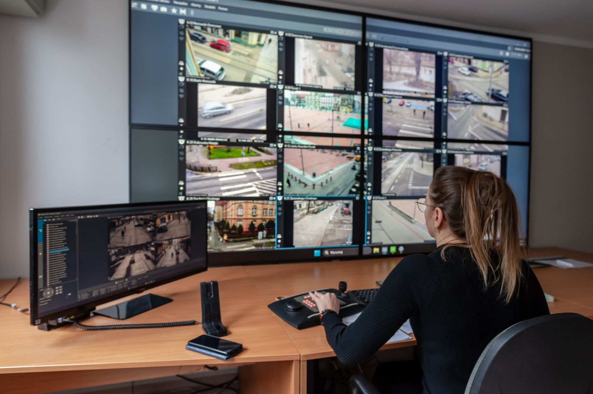 Operatorka przed ekranami monitoringu