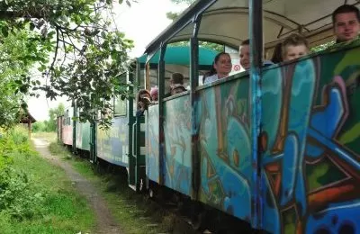 Wakacje z wąskotorówką
