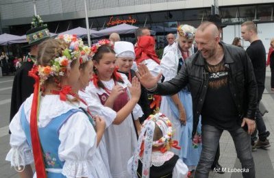 Z miłości do Rozbarku, na ofiarę kościoła