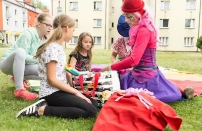 Pod namiotem i w niezwykłym busie