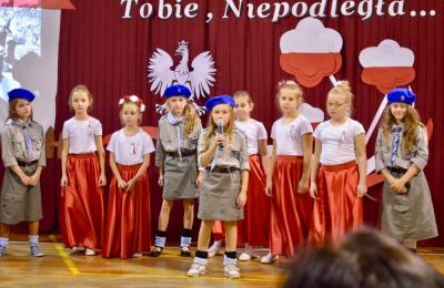 Uczniowie uczcili 100. rocznicę odzyskania przez