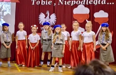 Uczniowie uczcili 100. rocznicę odzyskania przez