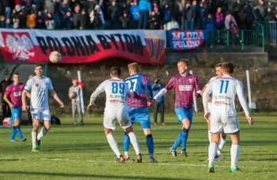Niebiesko-czerwoni liderem jesieni w rozgrywkach H