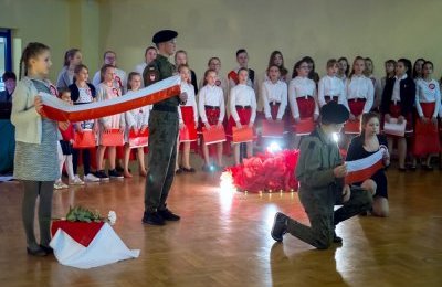 Uczniowie uczcili 100. rocznicę odzyskania przez