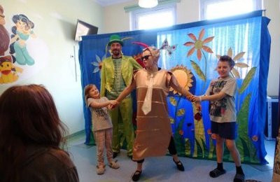 Teatr Za Jeden Uśmiech odwiedził małych pacjent