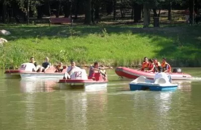 Spacery i pływanie kajakami po stawie. Zapraszamy