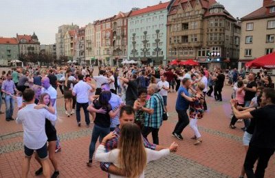 Będą tańczyć walca i bić rekord