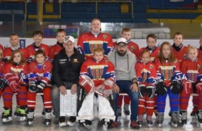 Młodzi hokeiści walczą o sprzęt sportowy