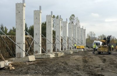 Filary pod główną konstrukcję dachu lodowiska