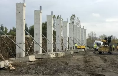 Filary pod główną konstrukcję dachu lodowiska