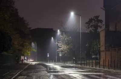 Dlaczego czasem wydaje się, że latarnie uliczne
