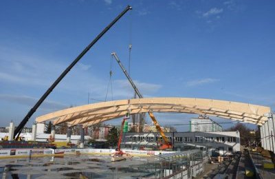 Trwa montaż kolejnych dźwigarów na lodowisku