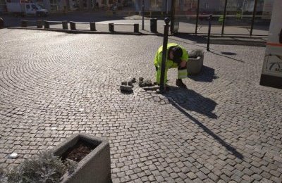 Trwa odnowa słupków drogowych