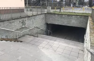 Przejścia podziemne i szalety miejskie zostaną z