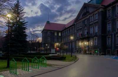 Nowy blask ozdobnych latarń Urzędu Miejskiego