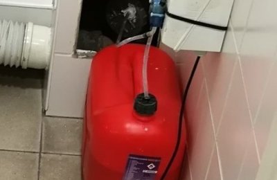 Podchlorynem sodu w koronawirusa. Miasto montuje u