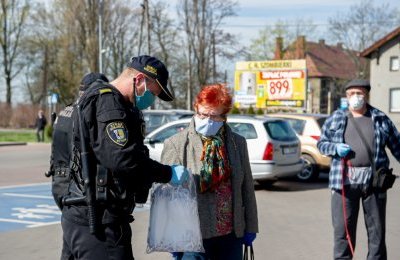 Strażnicy miejscy rozdają maseczki ochronne