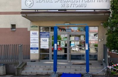 Przed wejściami do szpitali stanęły kurtyny odk