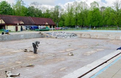 Trwają prace remontowe misy basenu dla niepływaj