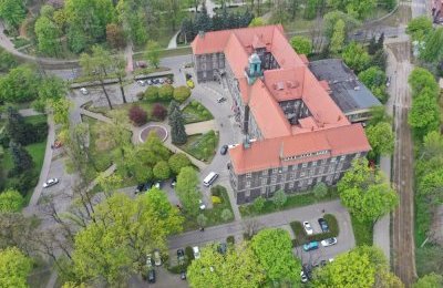 Do urzędu bocznym wejściem