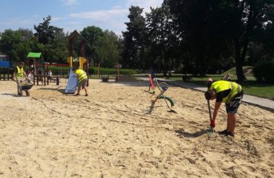 947 ton piasku trafi na miejskie place zabaw