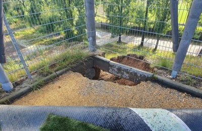 Obsunęła się skarpa wadliwie wykonanego boiska