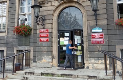 Dach wieżyczki Urzędu Miejskiego zabezpieczony.