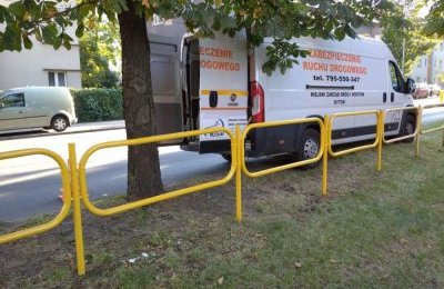 Odnowione i naprawione ozdobne słupki i barierki