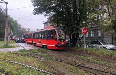 Zderzenie tramwaju z samochodem. Droga już przeje