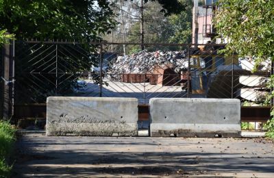 Betonowe blokady przy wjeździe na tereny po byłym zakładzie Jopek