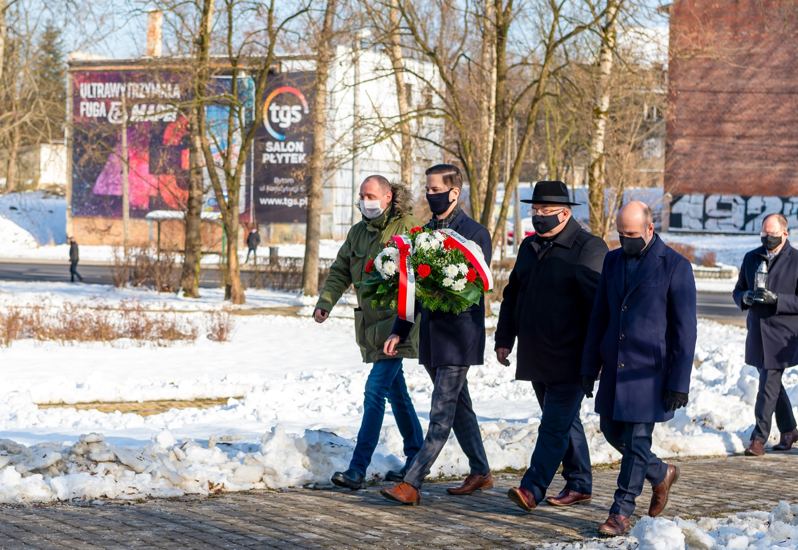 Składanie kwiatów pod pomnikiem Tragedii Górnośląskiej w Bytomiu - Miechowicach