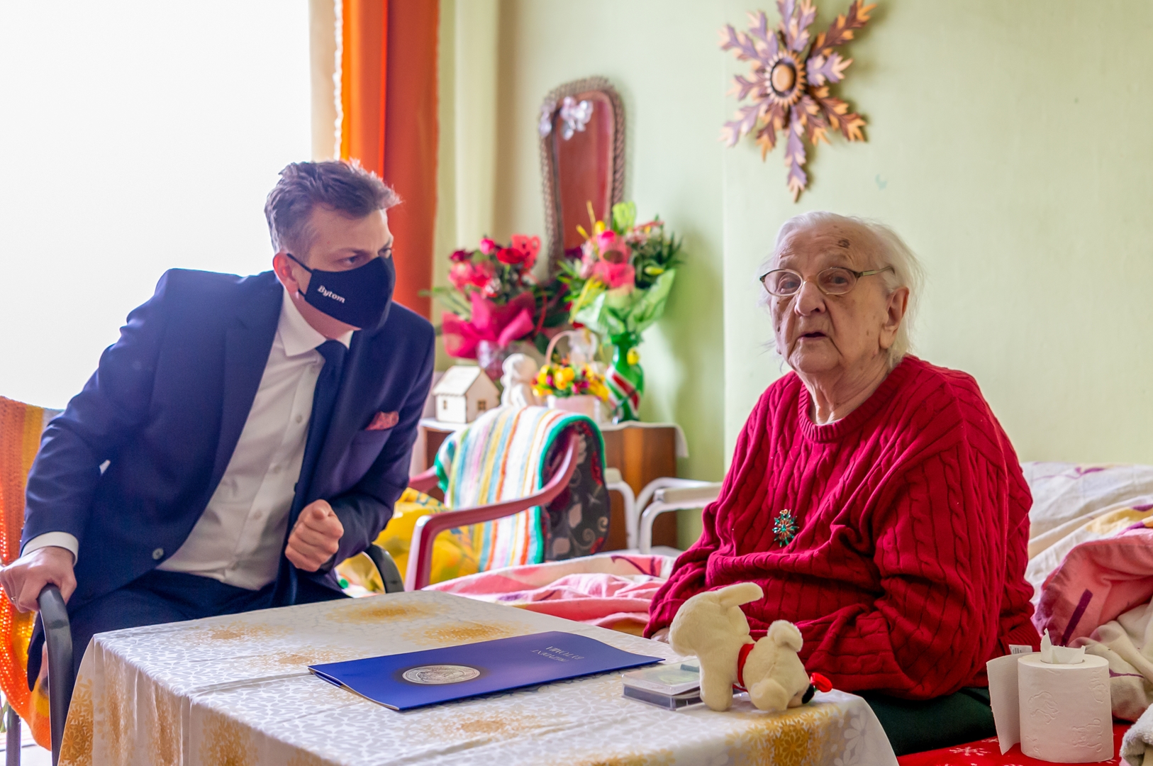 Prezydent Mariusz Wołosz z wizytą u obchodzącej setne urodziny pani Gertrudy Koloski