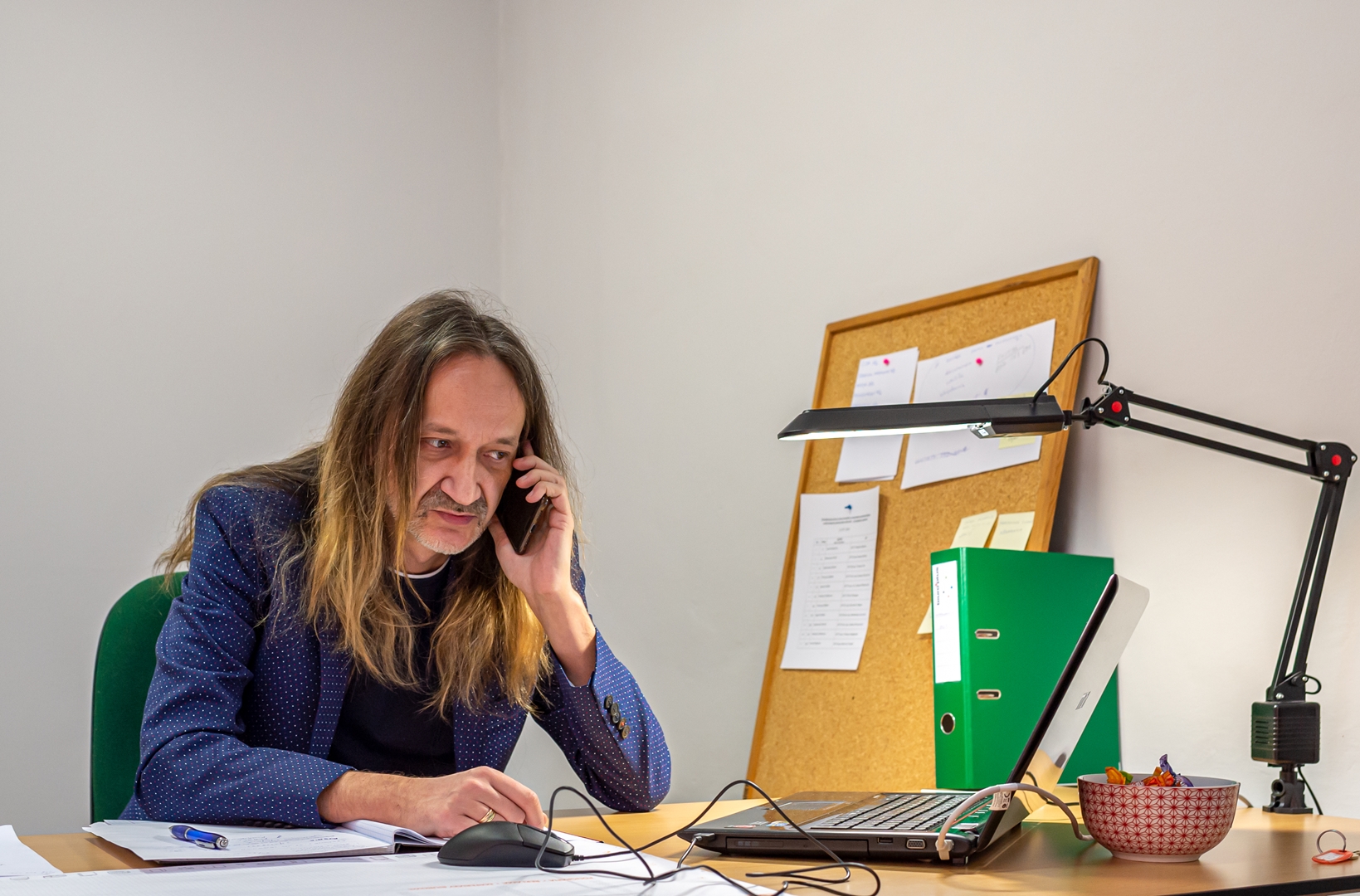 Andrzej Falkiewicz podczas dyżuru telefonicznego