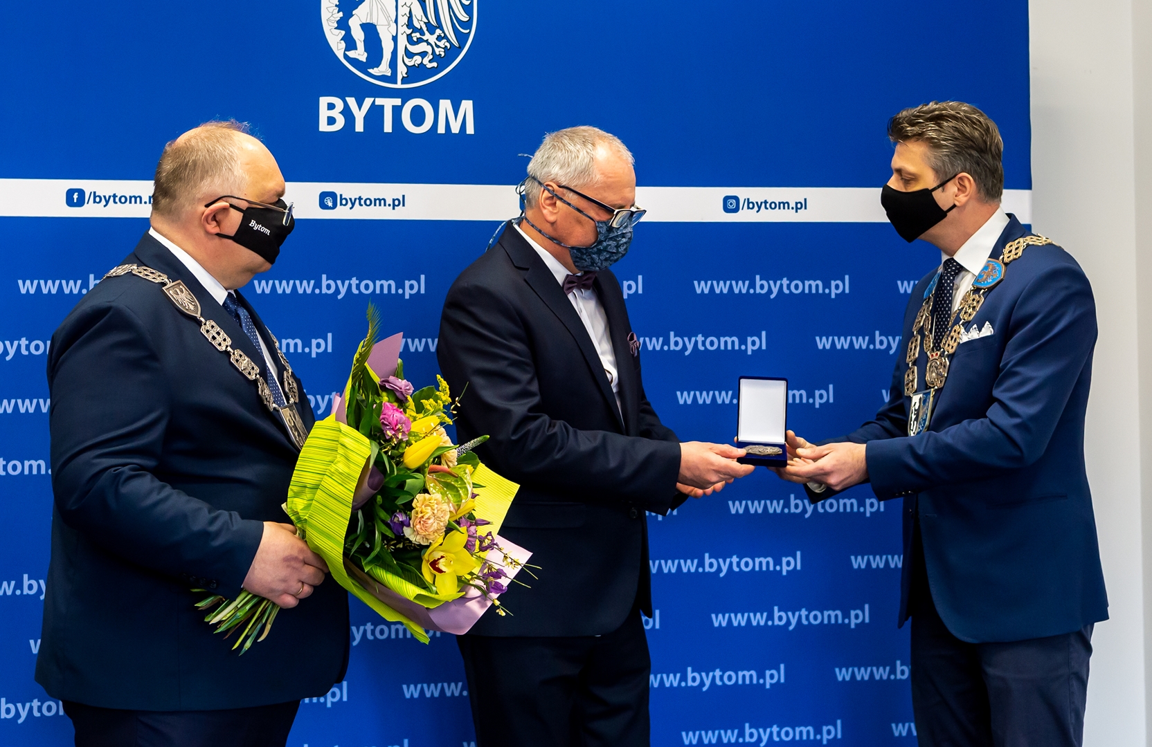 Przewodniczący Rady Miejskiej i jednocześnie Kapituły Medalu Miasta Bytomia - Mariusz Janas, Prezydent Bytomia Mariusz Wołosz wręczają nagodę Krzysztofowi Gajosowi, prezesowi Bytomskiej Izby Przemysłowo-Handlowej