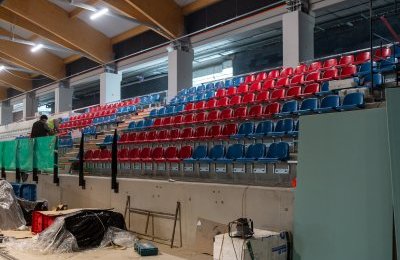 Ruszył montaż krzesełek w nowej hali lodowiska