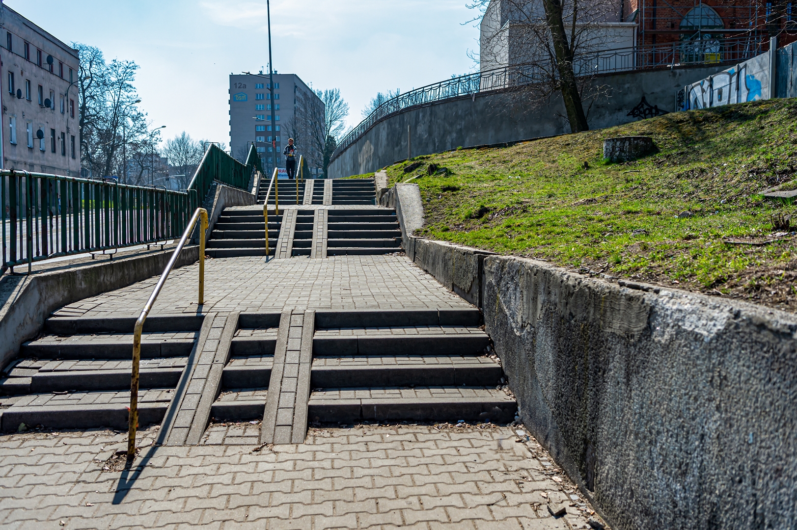 2021 rok pod znakiem inwestycji drogowych - modernizacja i dostosowanie do potrzeb osób niepełnosprawnych ciągu komunikacyjnego Śródmieście - Rozbark przy ul. Chorzowskiej znajdującego się obok powstającego Centrum Sportów Wspinaczkowych i Siłowych