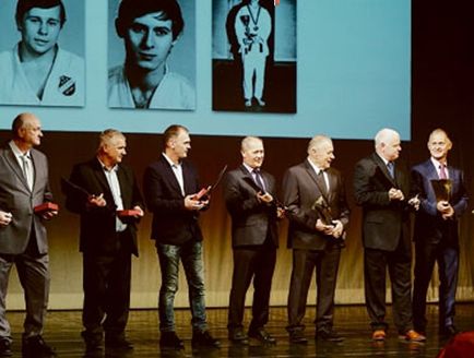 Andrzej Wienc na zdjęciu u góry /w środku/ oraz drugi z prawej, podczas Gali  Jubileuszowej 50 - lecia Klubu w Operze Śląskiej w Bytomiu. Na zdjęciu również od lewej: Zdzisław Picz, Marian Donat, Andrzej Kruszena, Ryszard Hara, Wiktor Śliwiński, Piotr Skwara, Andrzej Wienc.