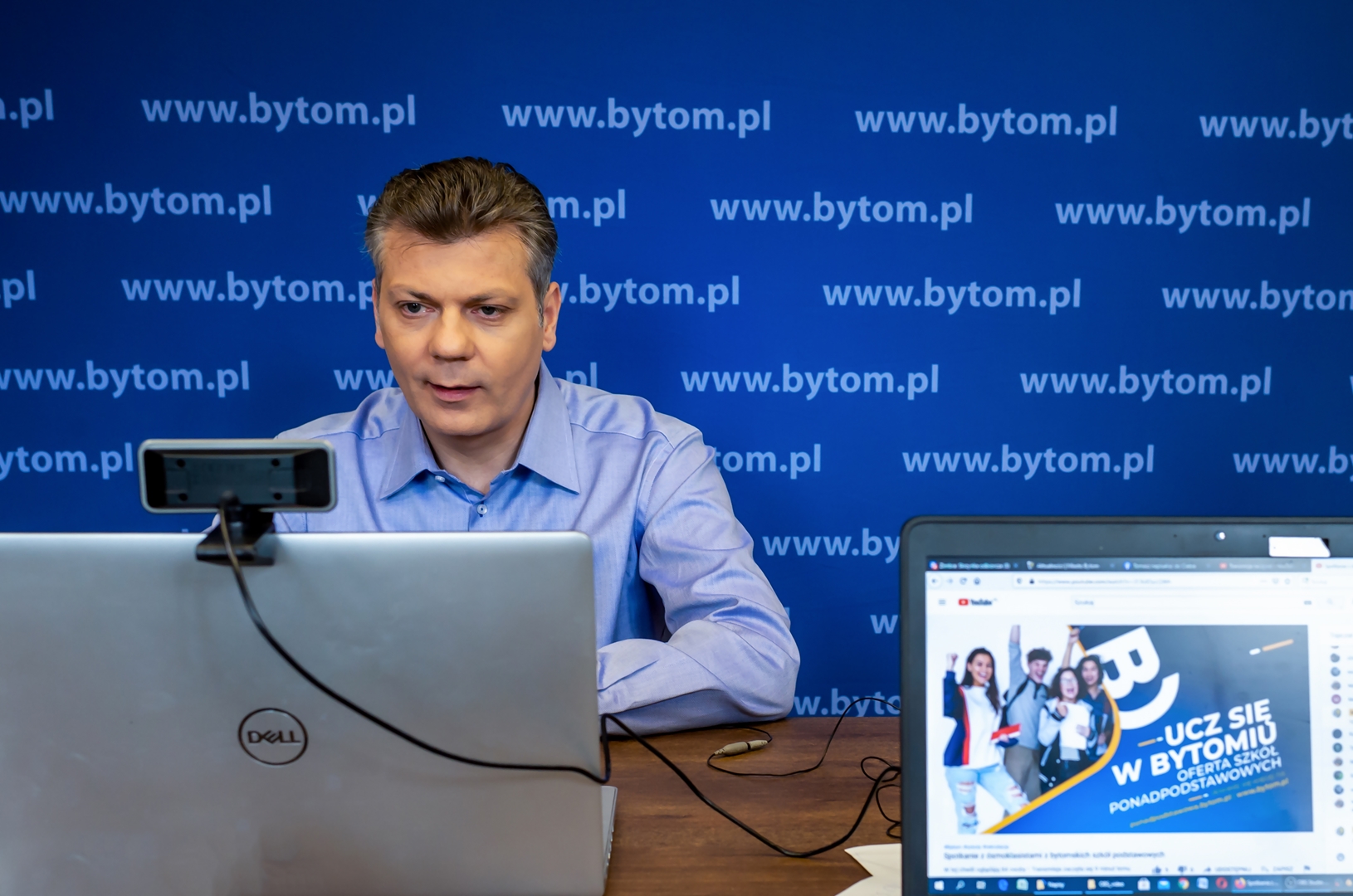 Prezydent Mariusz Wołosz podczas spotkania online z ósmoklasistami
