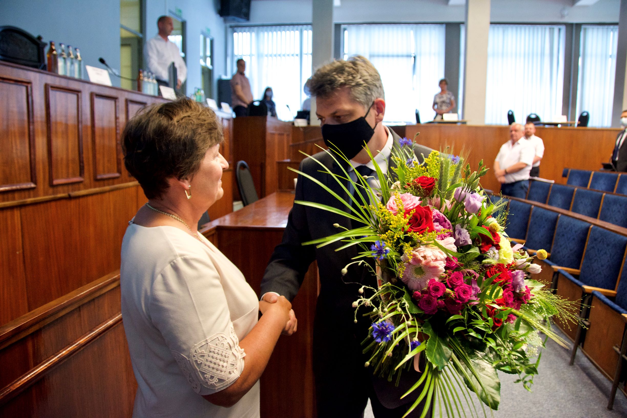 Prezydent Mariusz Wołosz wręcza kwiaty dyrektor Jolancie Lesiczce 