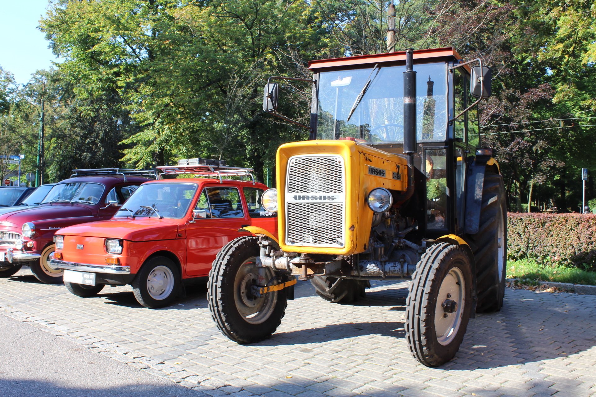 XVII Parada Pojazdów Zabytkowych w Bytomiu to gratka dla miłośników motoryzacji. Zanim samochody pojawiły się na Rynku, przeszły rejestrację przed Urzędem Miejskim w Bytomiu