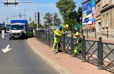 Uwaga kierowcy! Trwa malowanie barierek na pl. Wol
