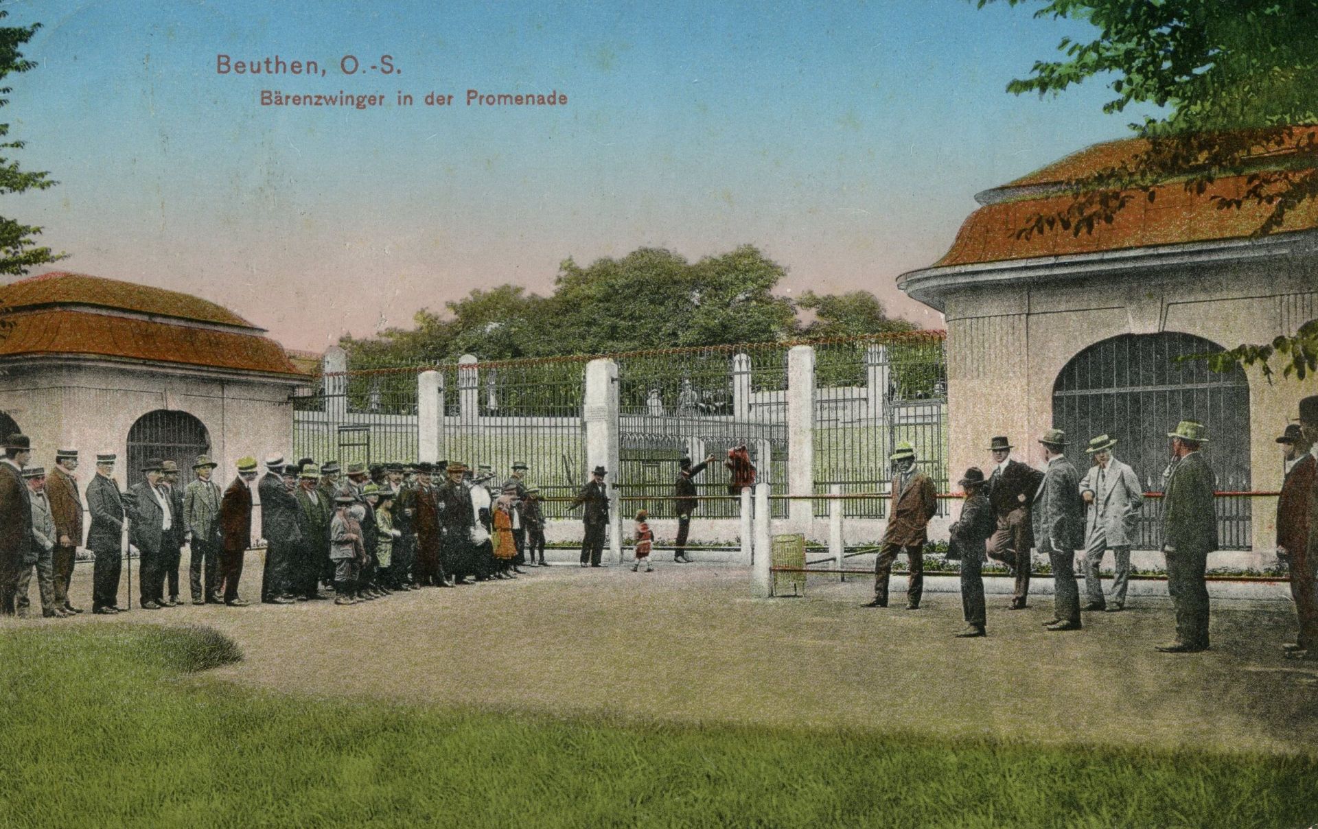 Pocztówka z 1915 roku przedstawiająca dawny wybieg dla niedźwiedzi w Parku Miejkim. Pocztówka ze zbiorów Czesława Czerwińskiego