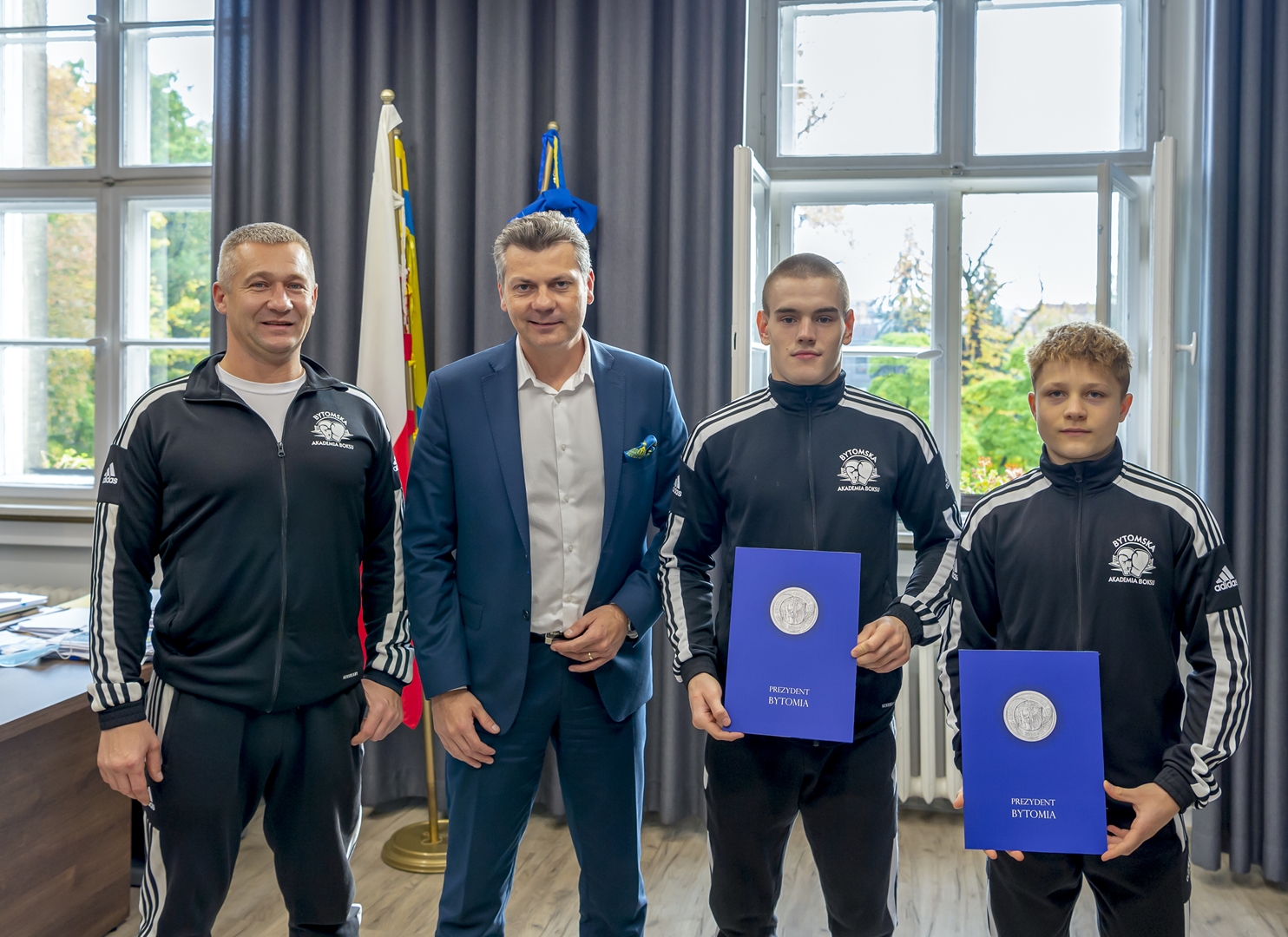 Od lewej trener Sylwester Klasa, prezydent Bytomia Mariusz Wołosz, Oliwier Szot, Nikolas Pawlik