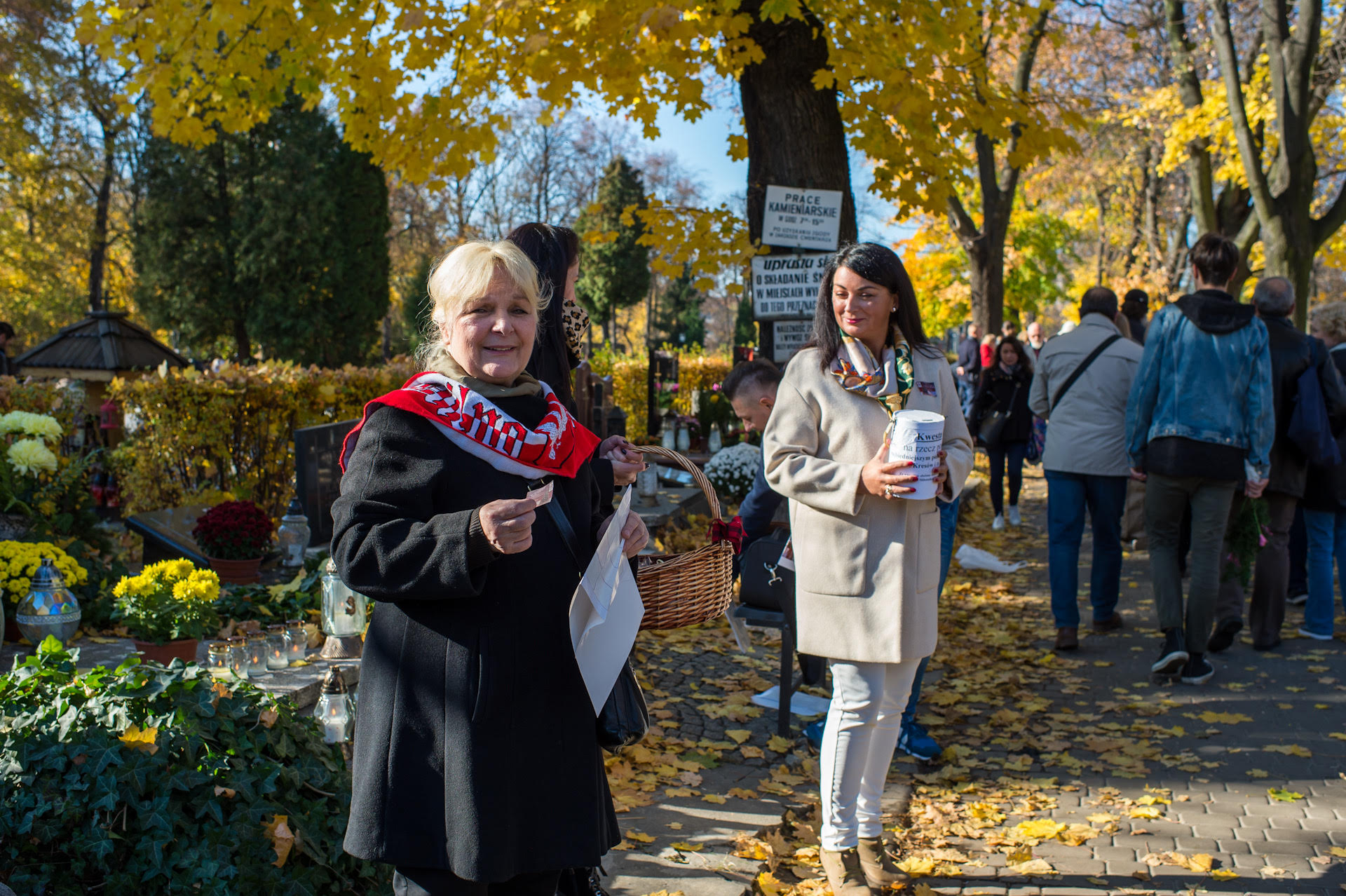 Trwają kwesty na bytomskich cmentarzach. Zbieramy na pomoc dla dzieci ze Śląska oraz Kresów