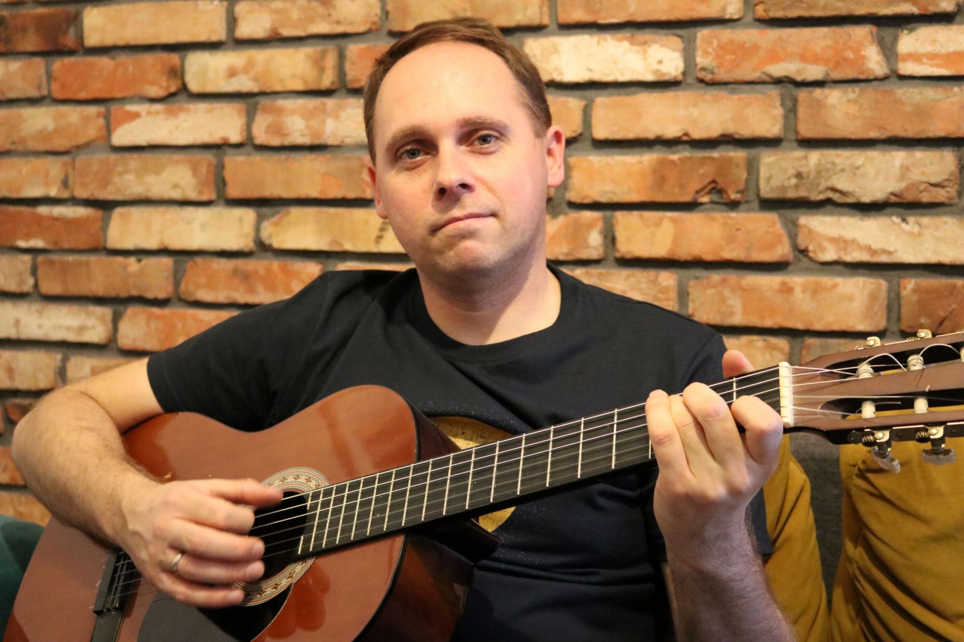 Łukasz Żywulski z gitarą 
