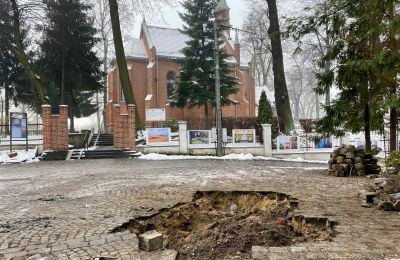 Trwa usuwanie zapadliska na parkingu przy ul. Mał