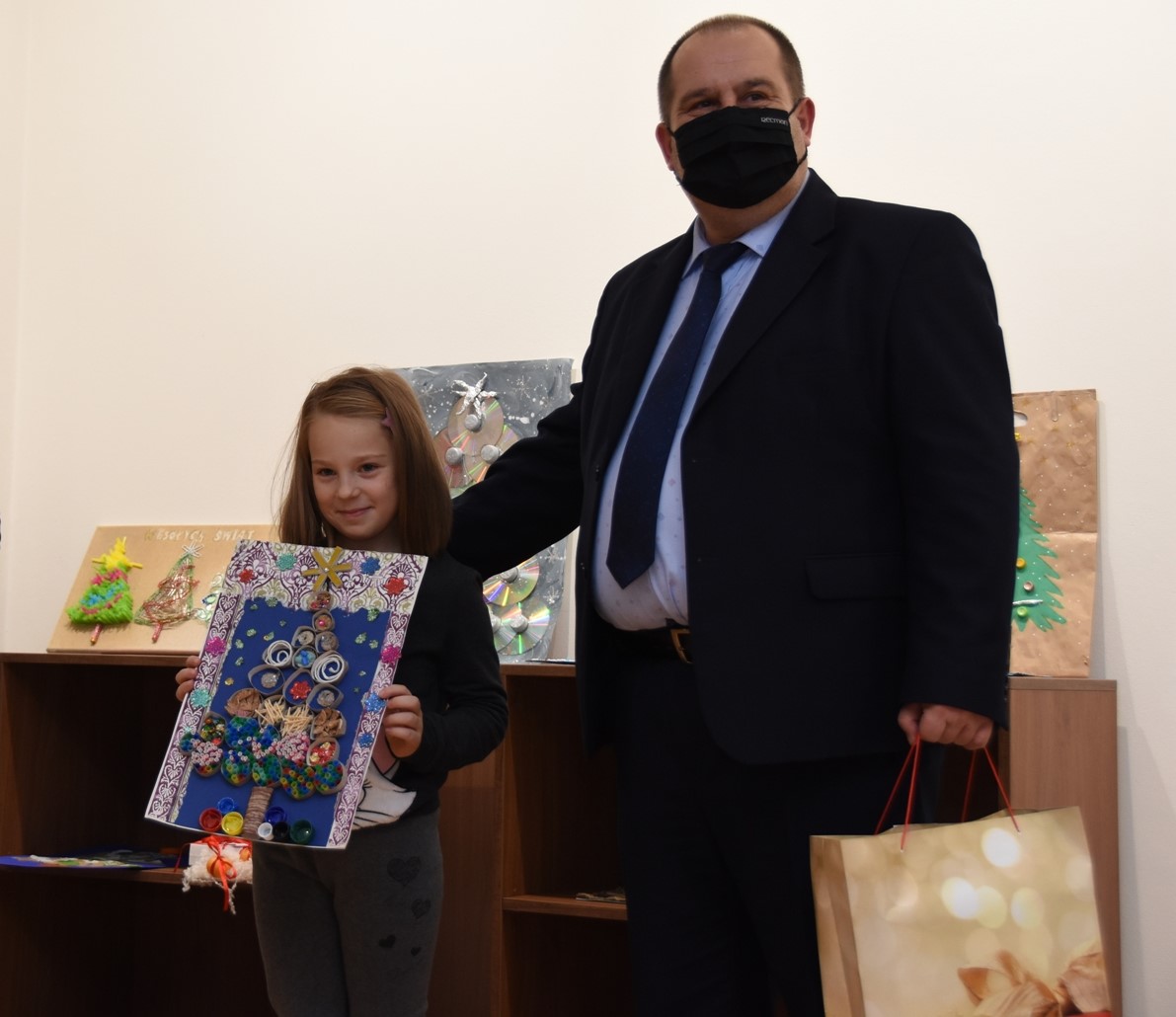 Wiceprezydent Waldemar Gawron z jedną z laureatek konkursu